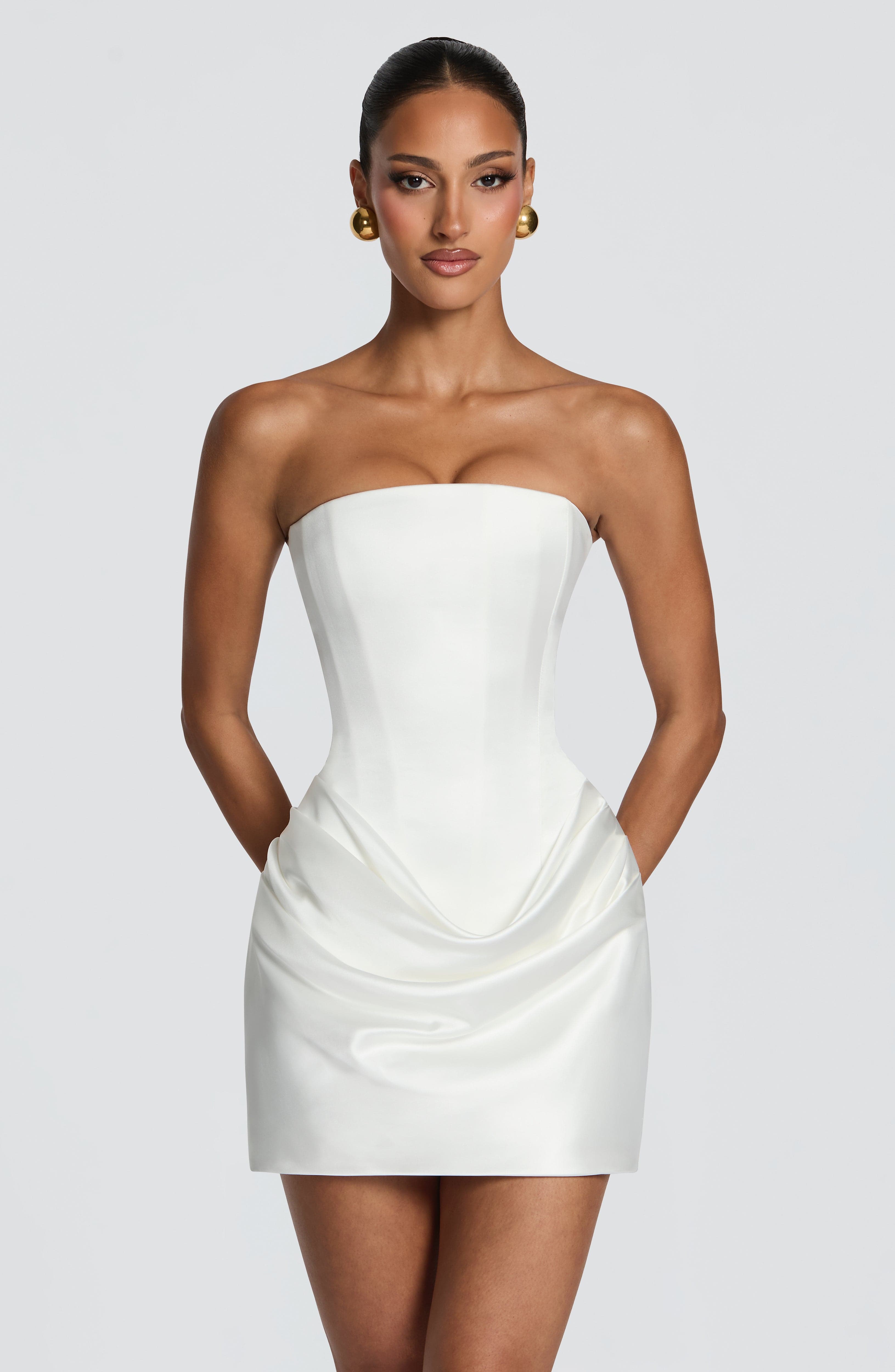 Белое атласное мини-платье в 2 – обзор и цена Ruched Dress Mini